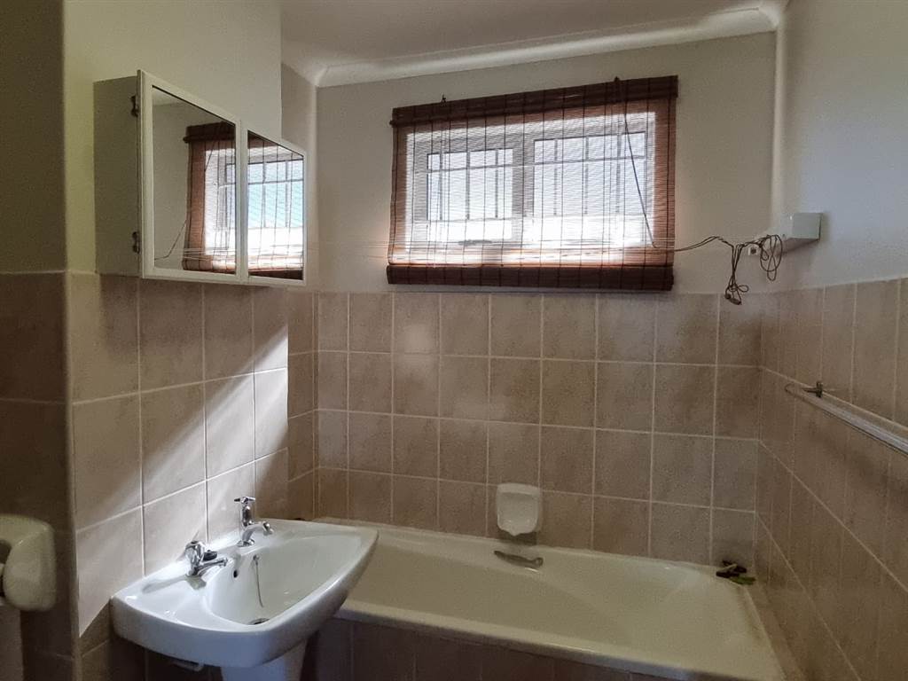 3 Bed Flat in Scottburgh Central photo number 13