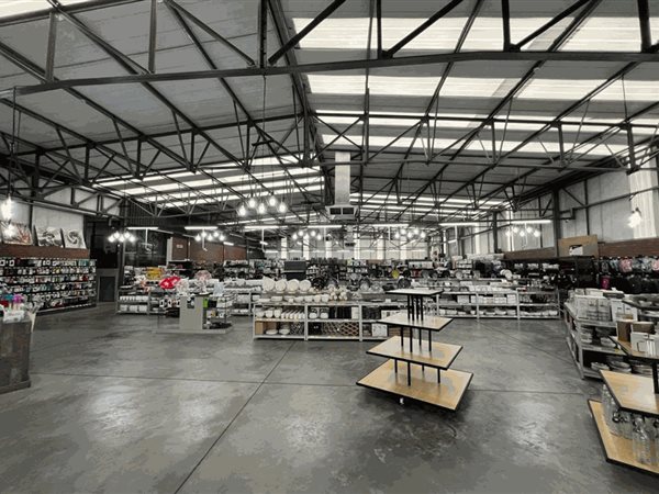 735  m² Industrial space