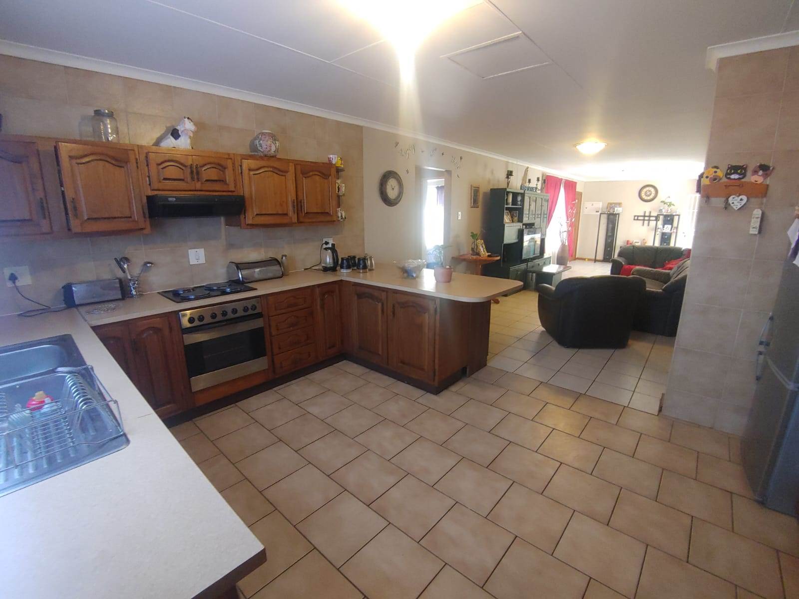 3 Bed Townhouse in Brackendowns photo number 8