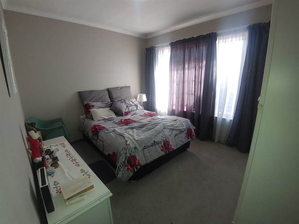 3 Bed Townhouse in Brackendowns photo number 15