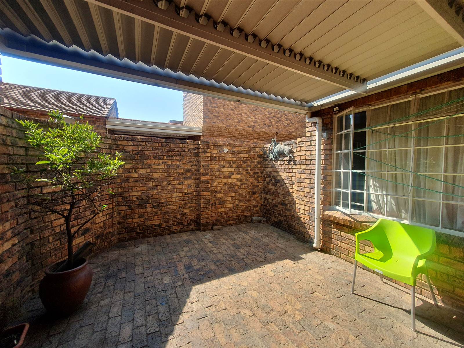 3 Bed Townhouse in Brackendowns photo number 7
