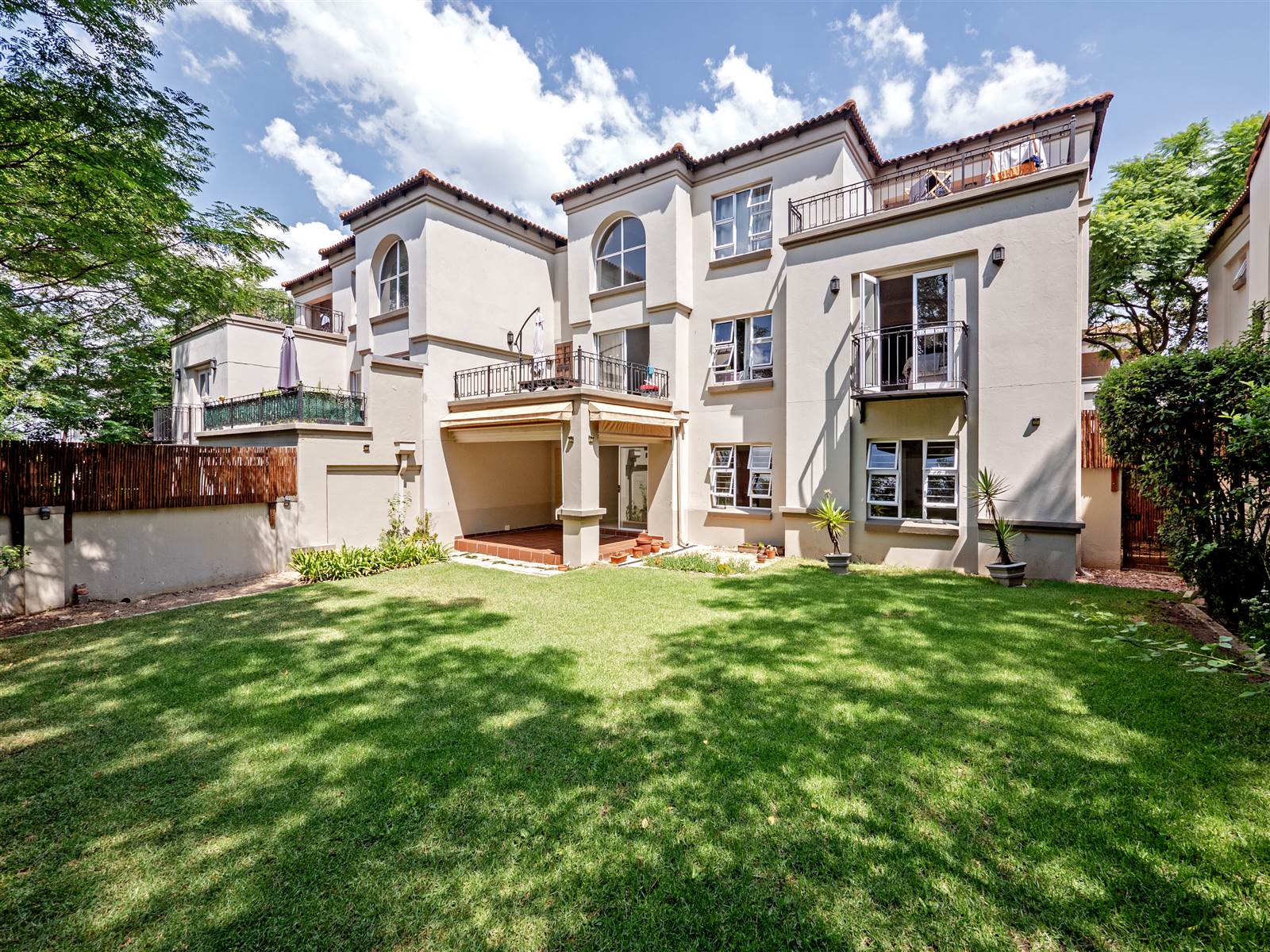 3 Bed Townhouse in Lonehill photo number 1