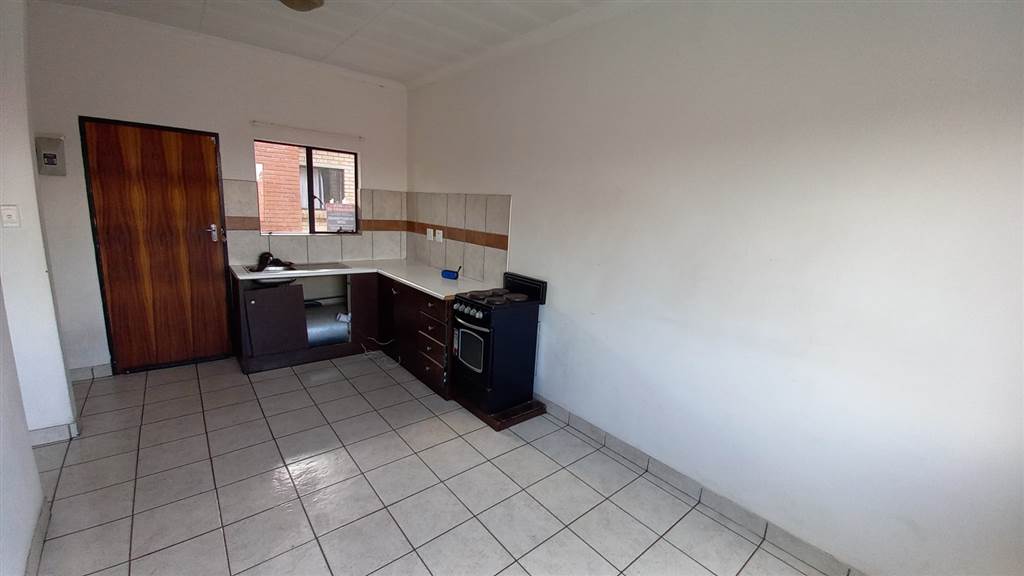 1 Bed Apartment in Kempton Park Central photo number 4