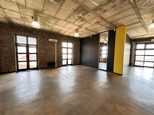 145  m² Commercial space in Woodstock