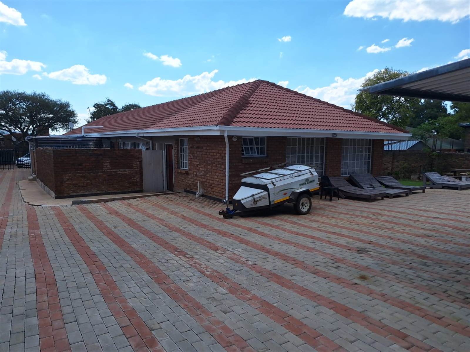 7 Bed House in Garsfontein photo number 2