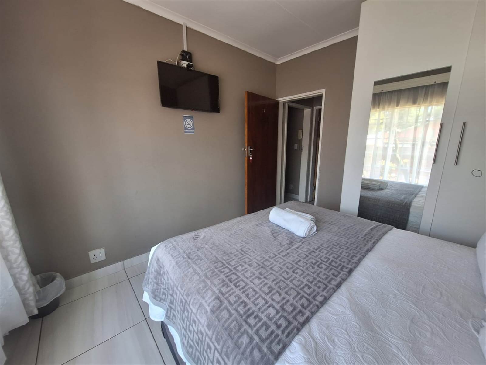 7 Bed House in Garsfontein photo number 17