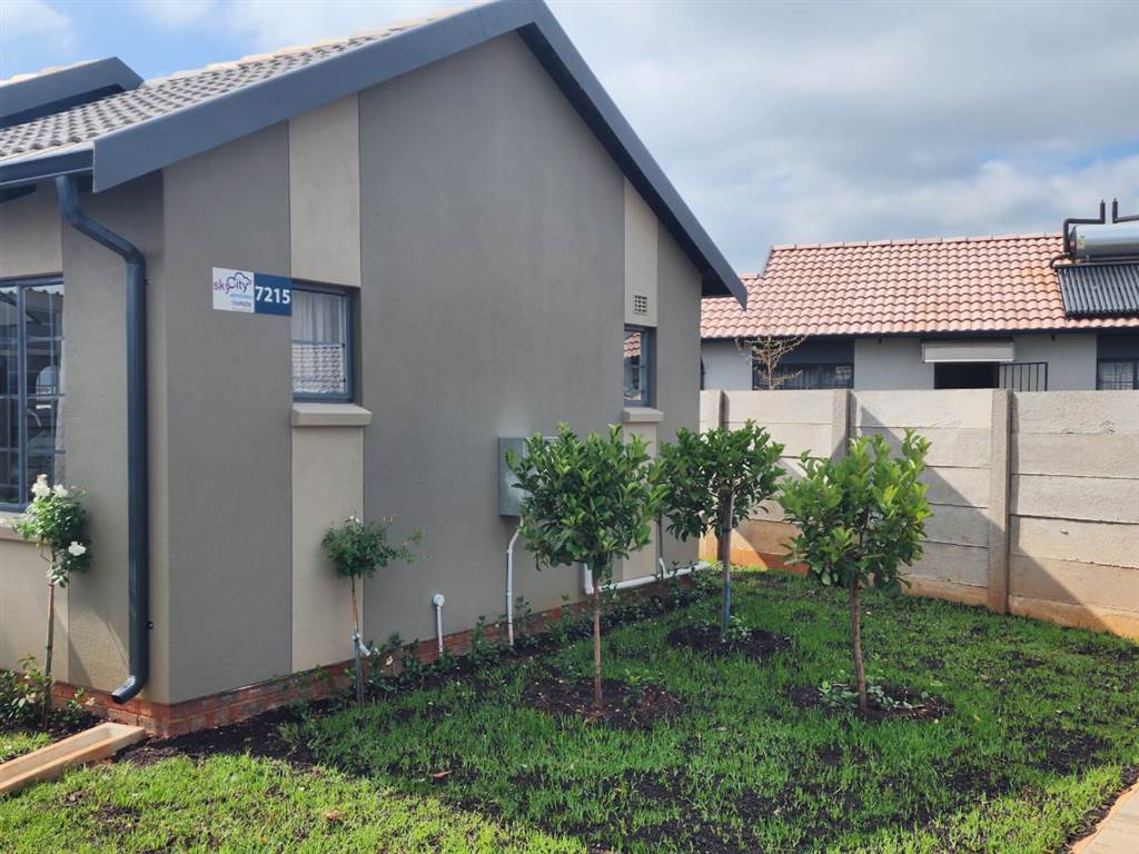 2 Bed House in Olifantsfontein photo number 10