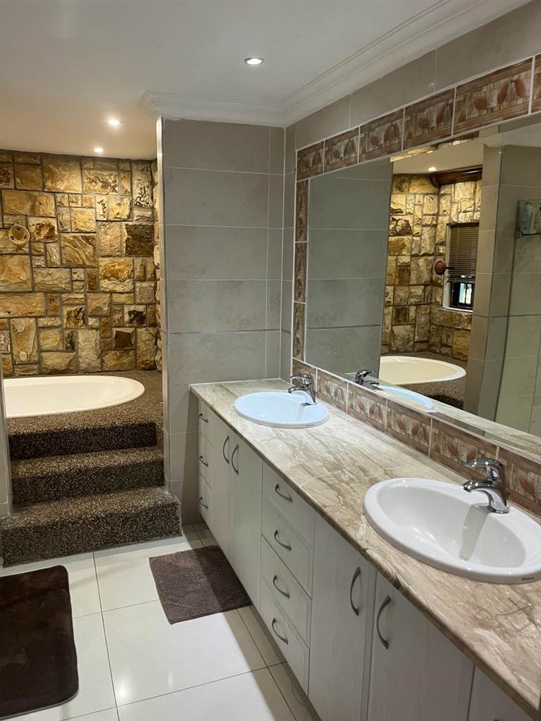 6 Bed House in Randjesfontein photo number 14