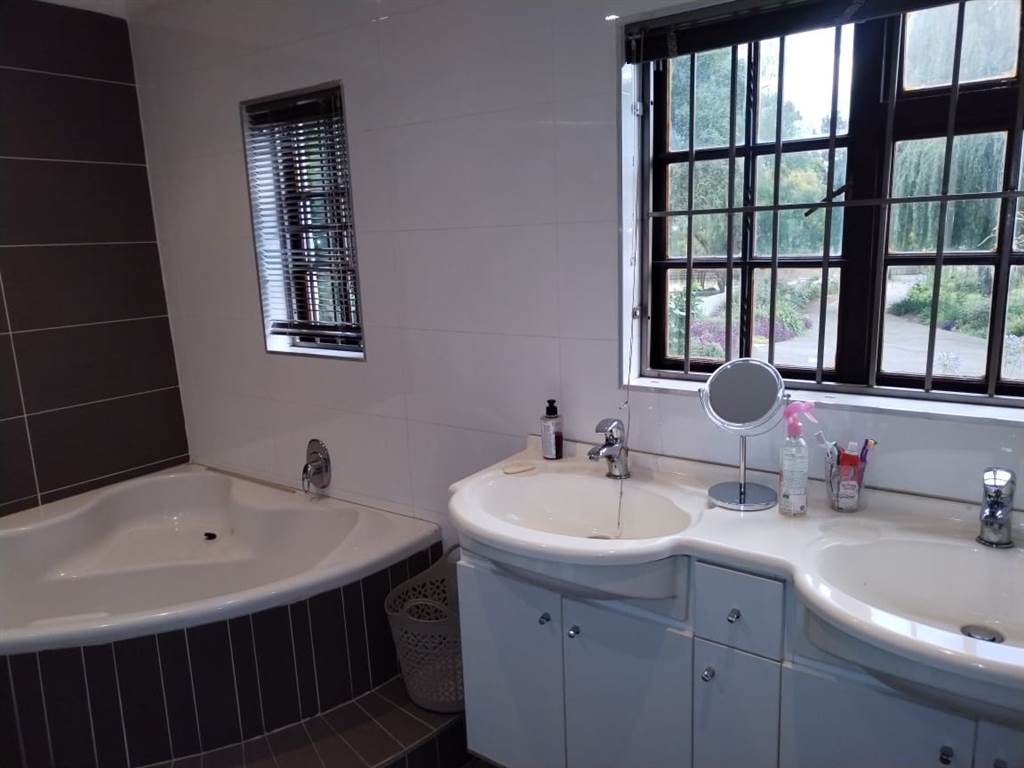 6 Bed House in Randjesfontein photo number 19
