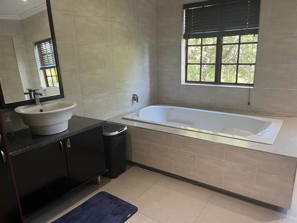 6 Bed House in Randjesfontein photo number 21