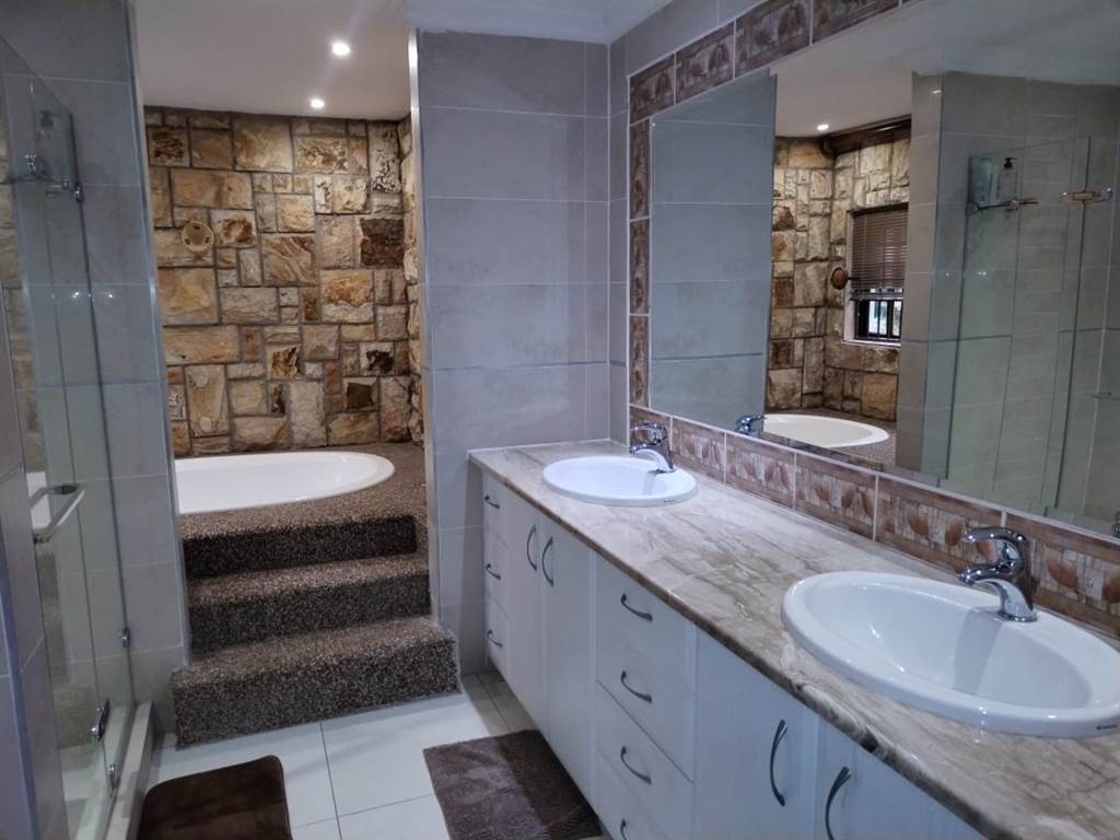 6 Bed House in Randjesfontein photo number 15