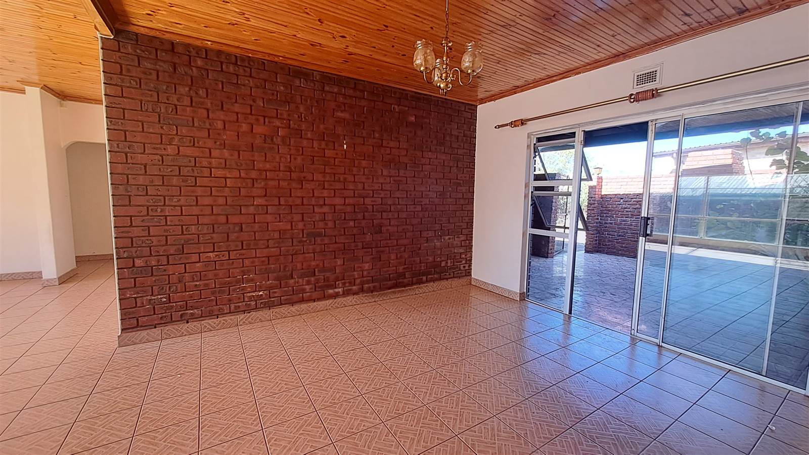 4 Bed House in Estcourt photo number 3