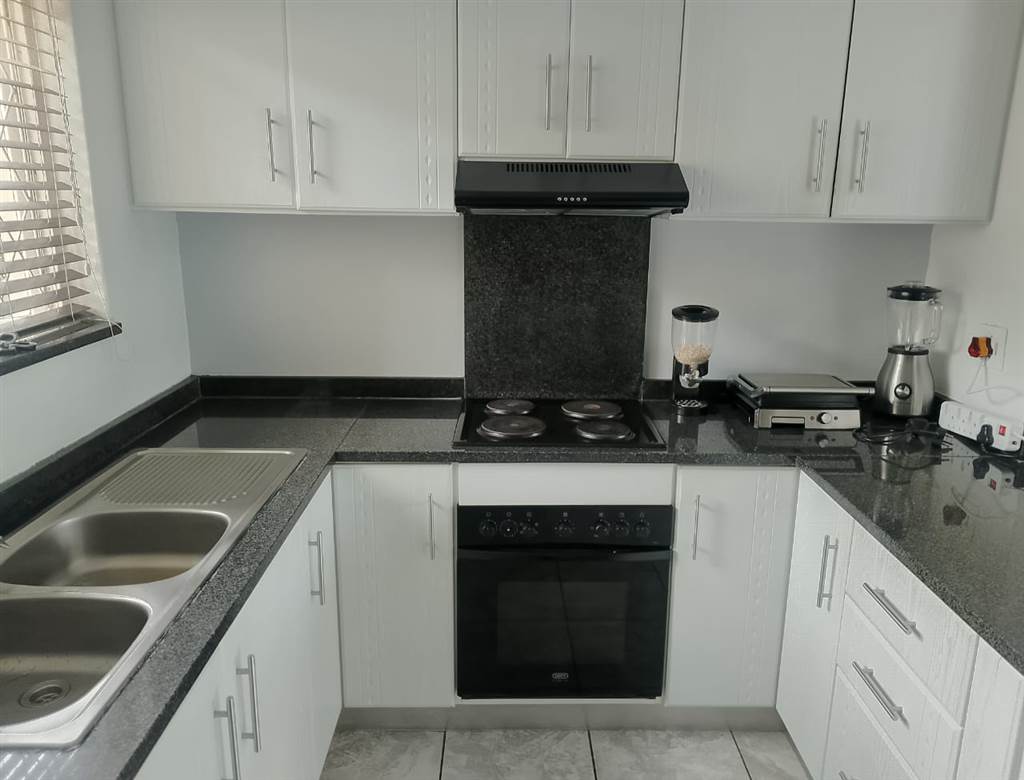 3 Bed Apartment in Glenmore photo number 2