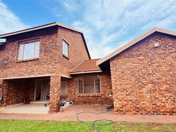 3 Bedroom Townhouse 3 Bedroom Townhouse