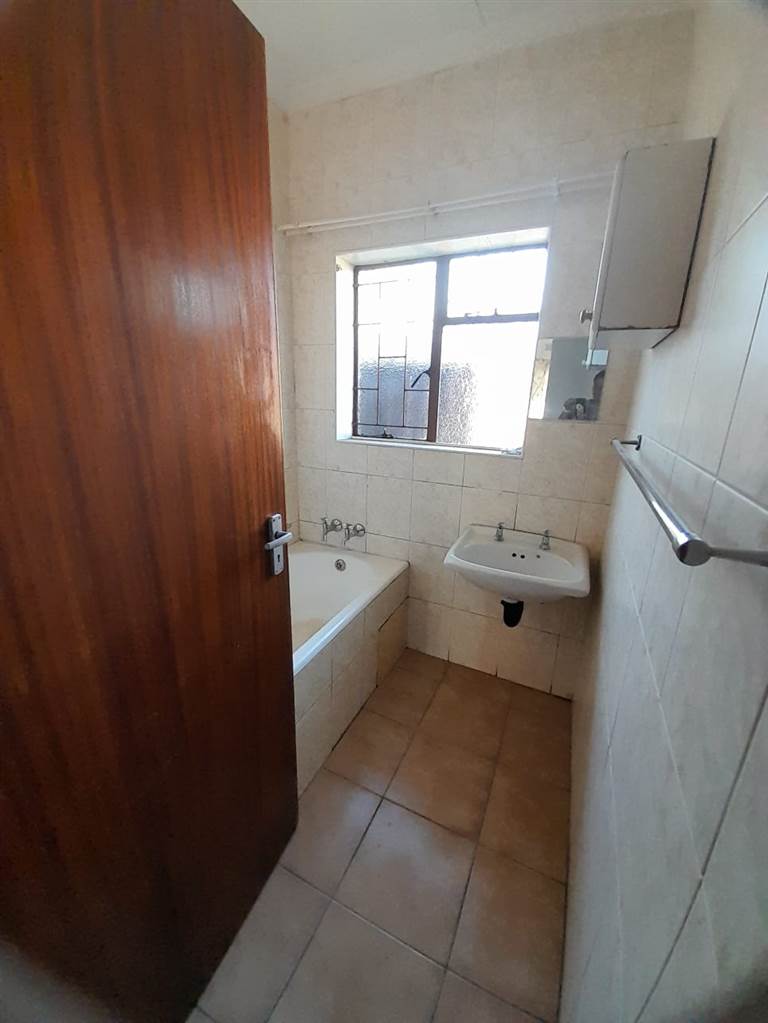 3 Bed House in Klipfontein photo number 8