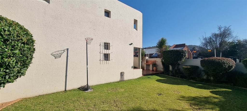 3 Bed Townhouse in Glenvista photo number 25