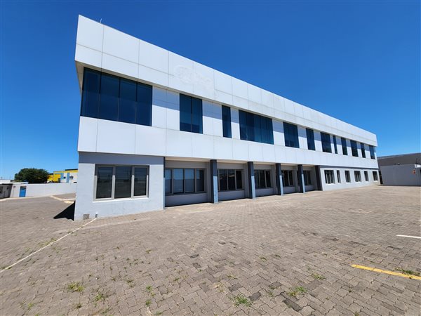 2 100  m² Commercial space