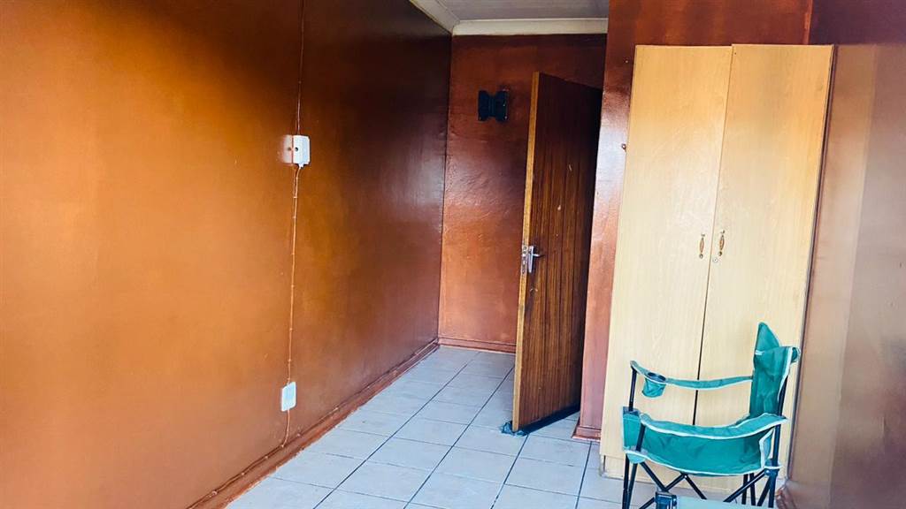 2 Bed Apartment in Bloemfontein photo number 5