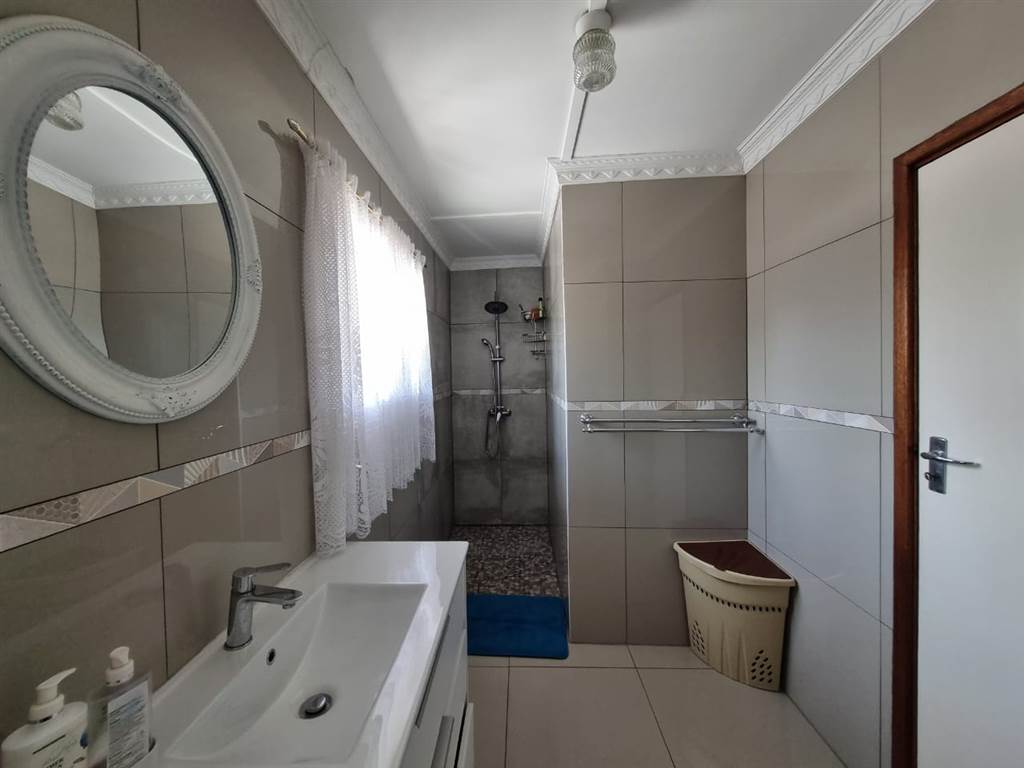2 Bed Townhouse in Umkomaas photo number 25
