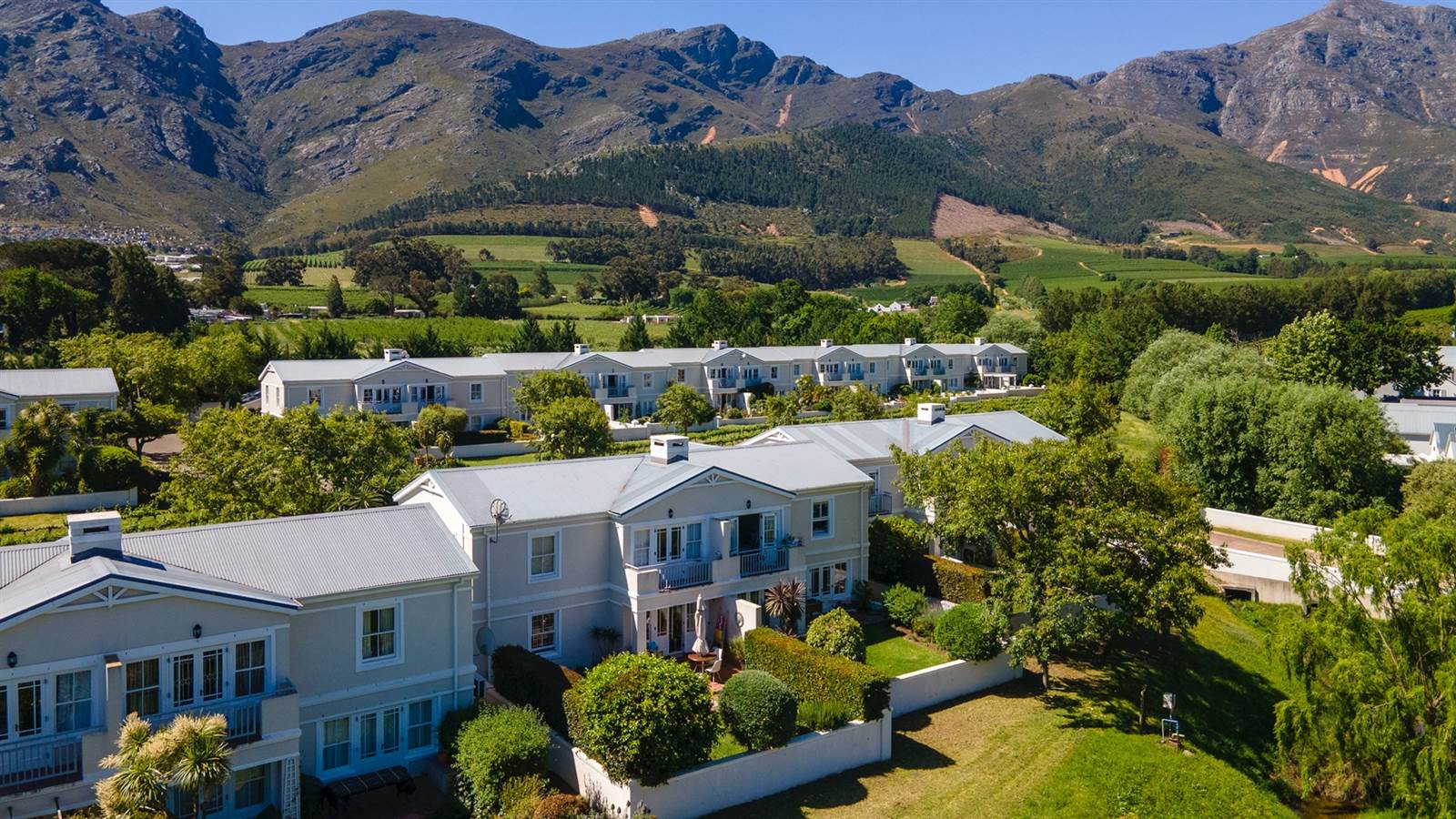 2 Bed Apartment in Franschhoek photo number 11
