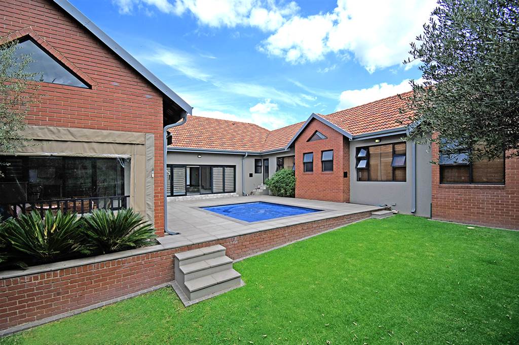 4 Bed House in Modderfontein photo number 2