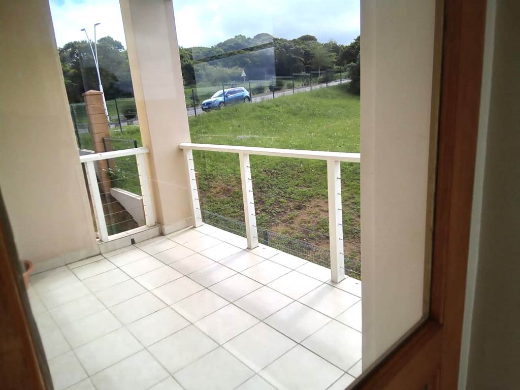 3 Bed Apartment in Beacon Bay photo number 4