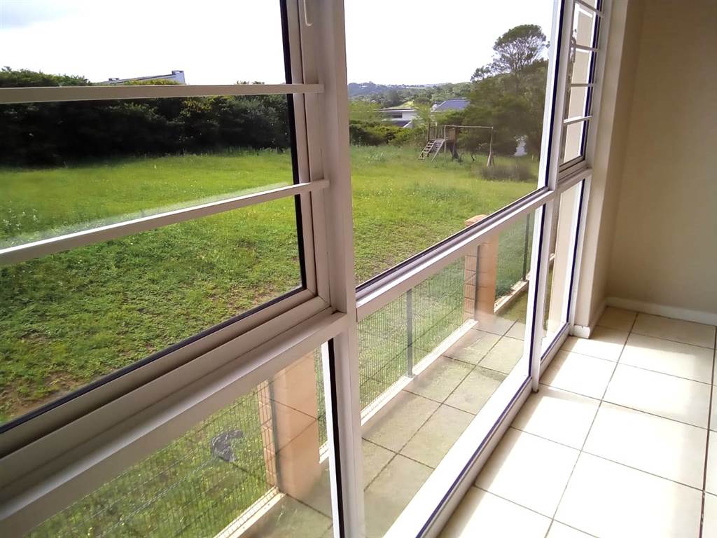 3 Bed Apartment in Beacon Bay photo number 5
