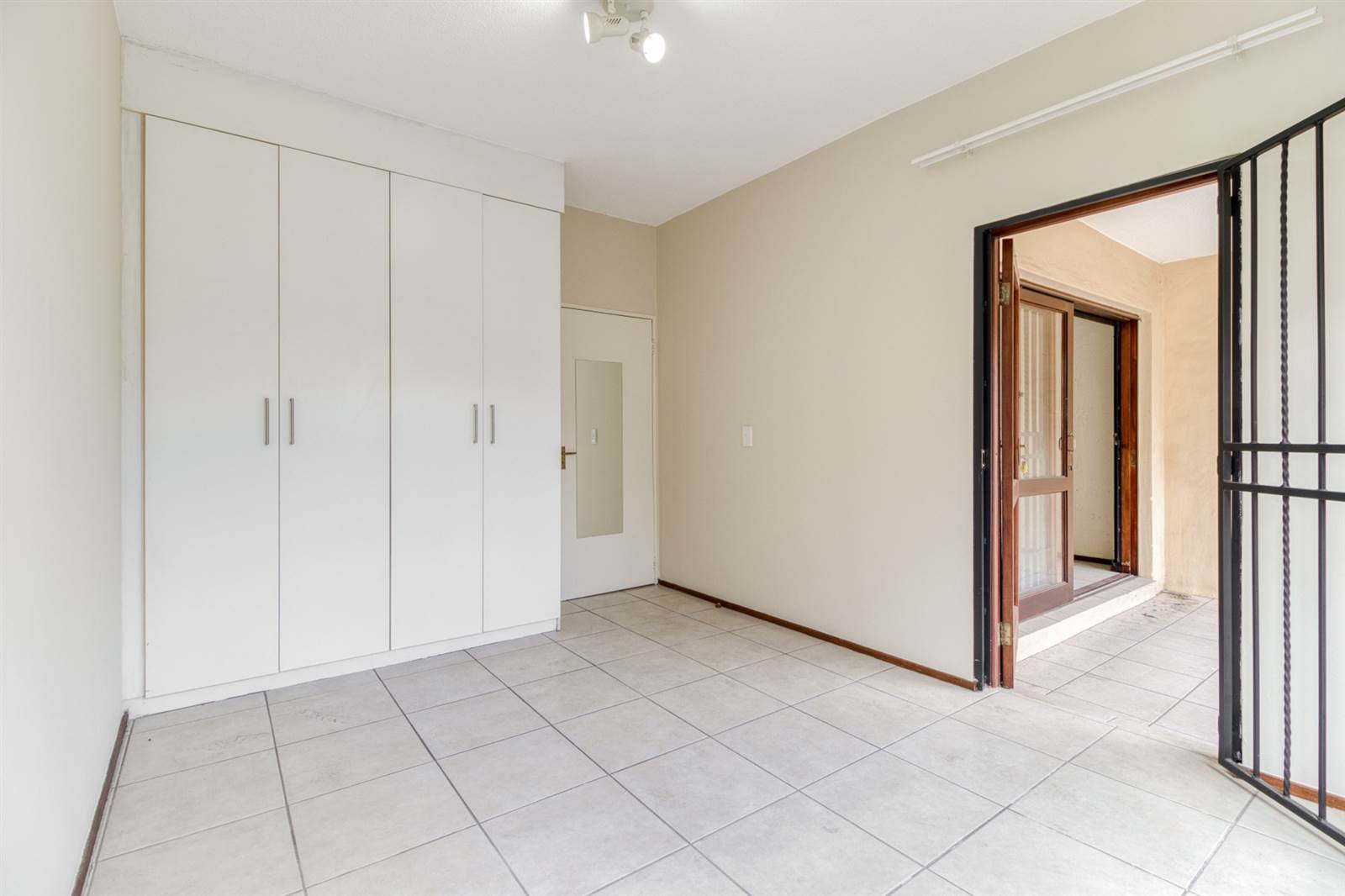 2 Bed Apartment in Lonehill photo number 8