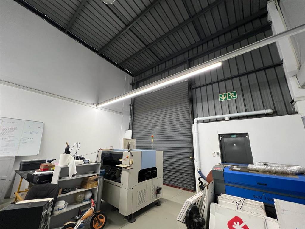 556  m² Industrial space in Strydompark photo number 5