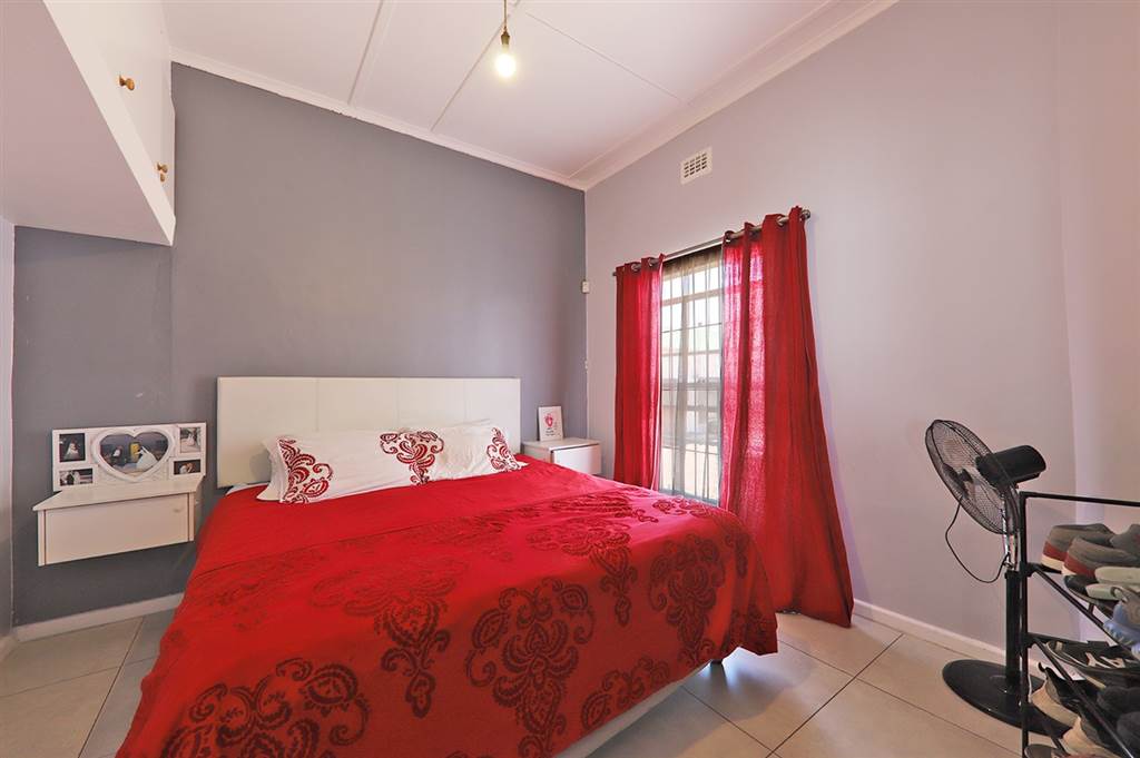 2 Bed House in Wynberg photo number 14
