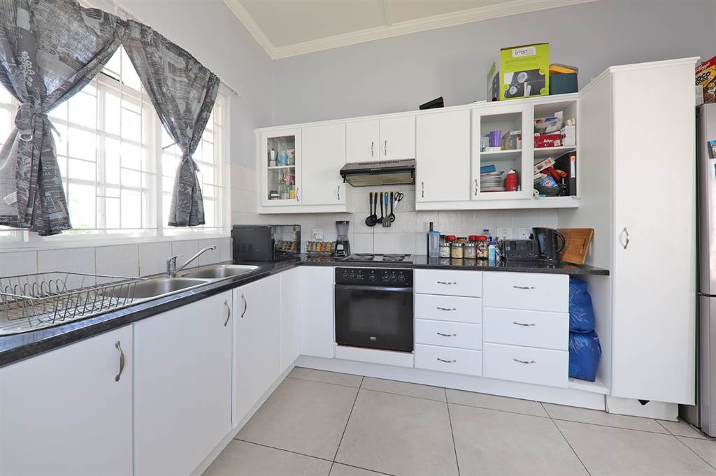 2 Bed House in Wynberg photo number 10