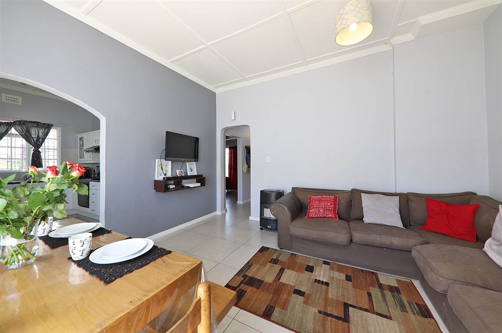 2 Bed House in Wynberg photo number 3