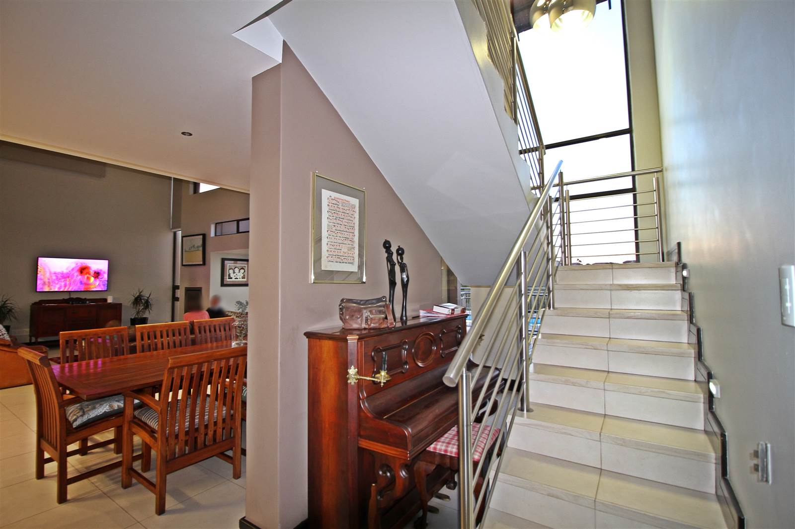 4 Bed House in Woodland Hills photo number 7