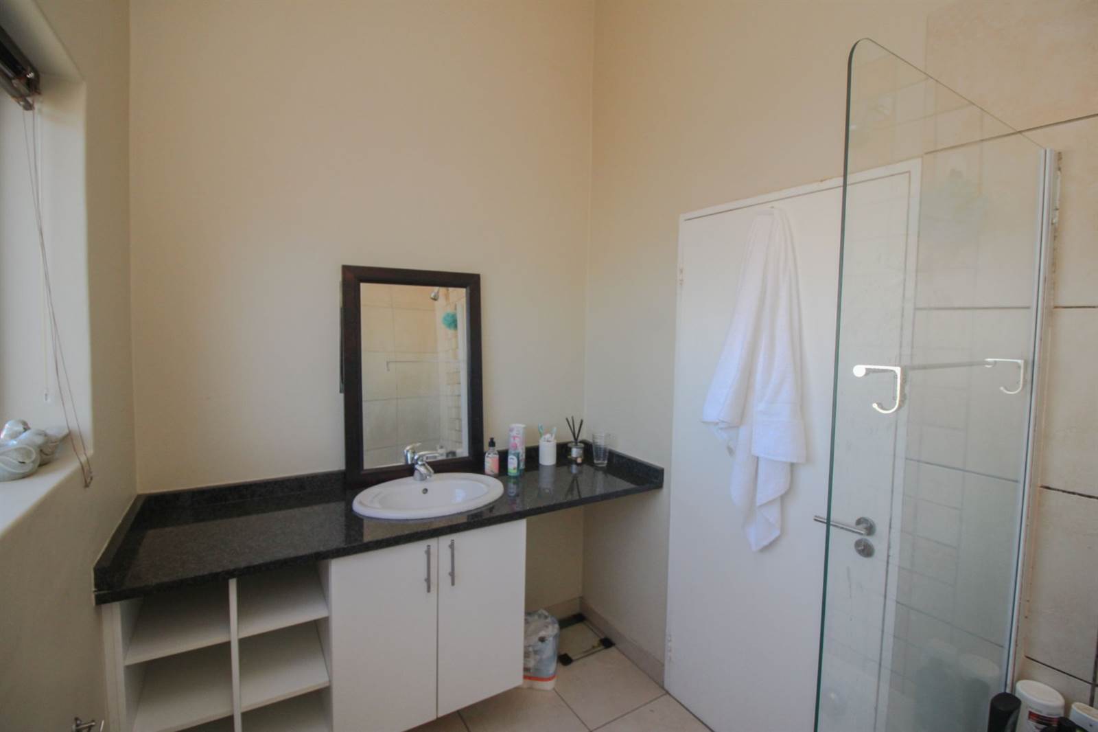 2 Bed Apartment in Somerset West Central photo number 15
