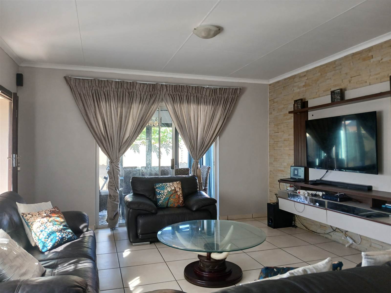 4 Bed House in Waterkloof East photo number 6