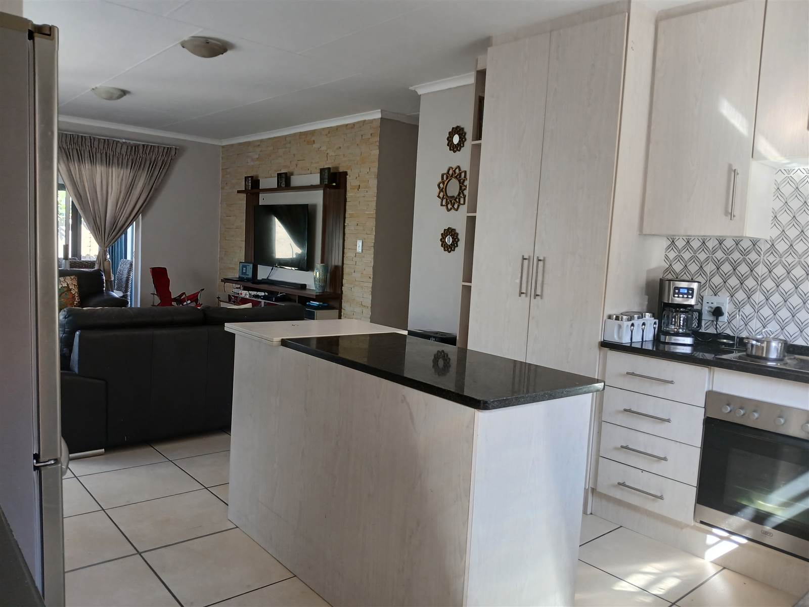 4 Bed House in Waterkloof East photo number 4