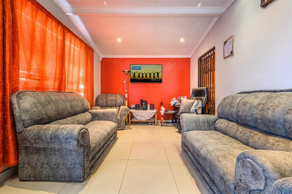 5 Bed House in Parow photo number 5