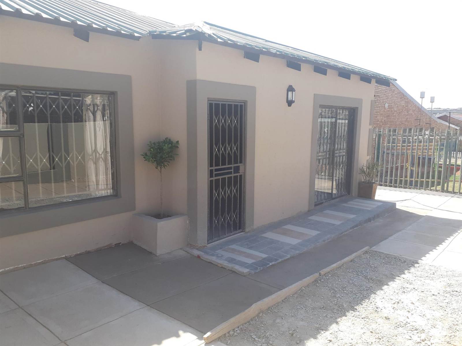2 Bed House in Kagiso photo number 1