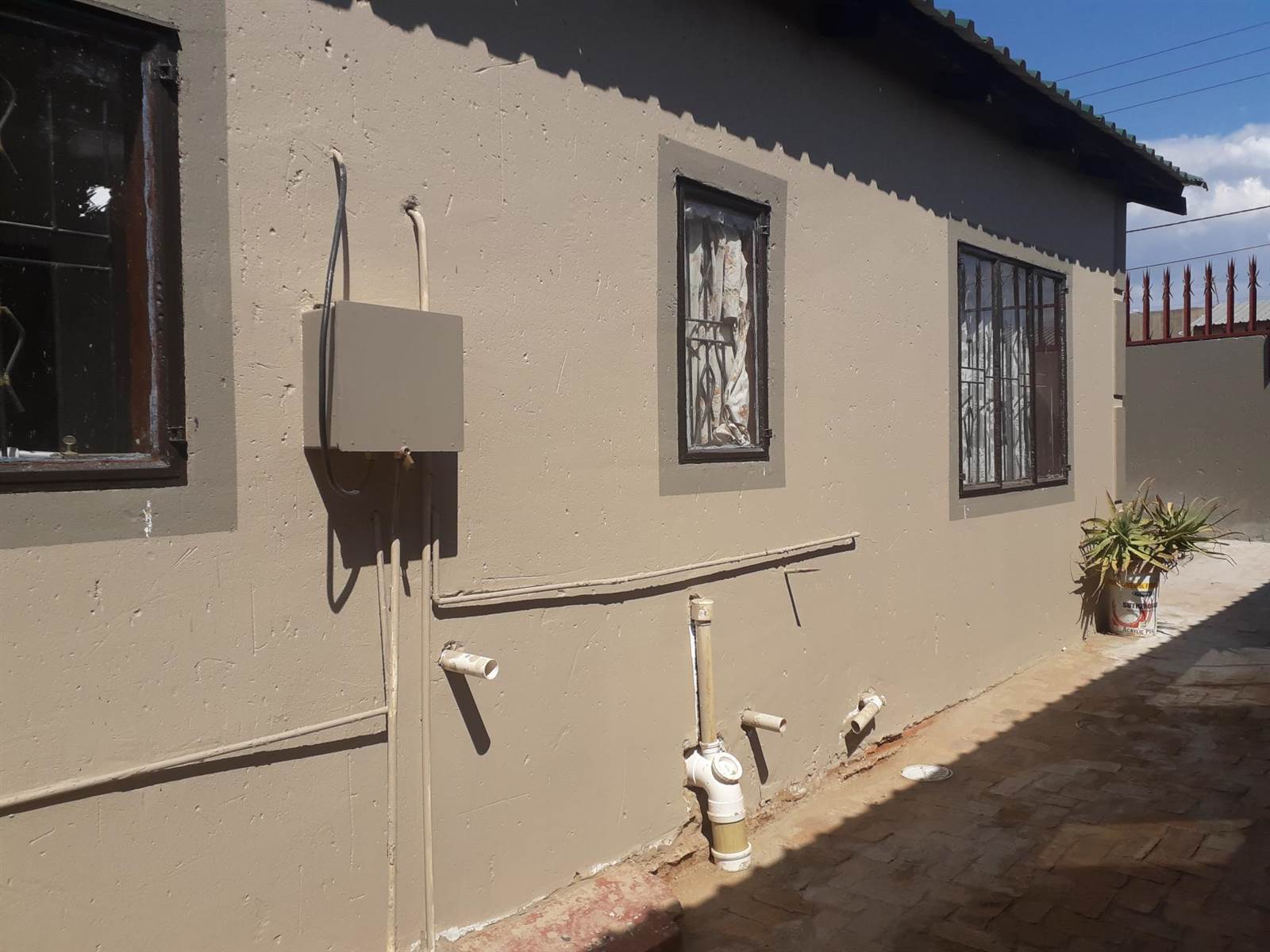 2 Bed House in Kagiso photo number 10