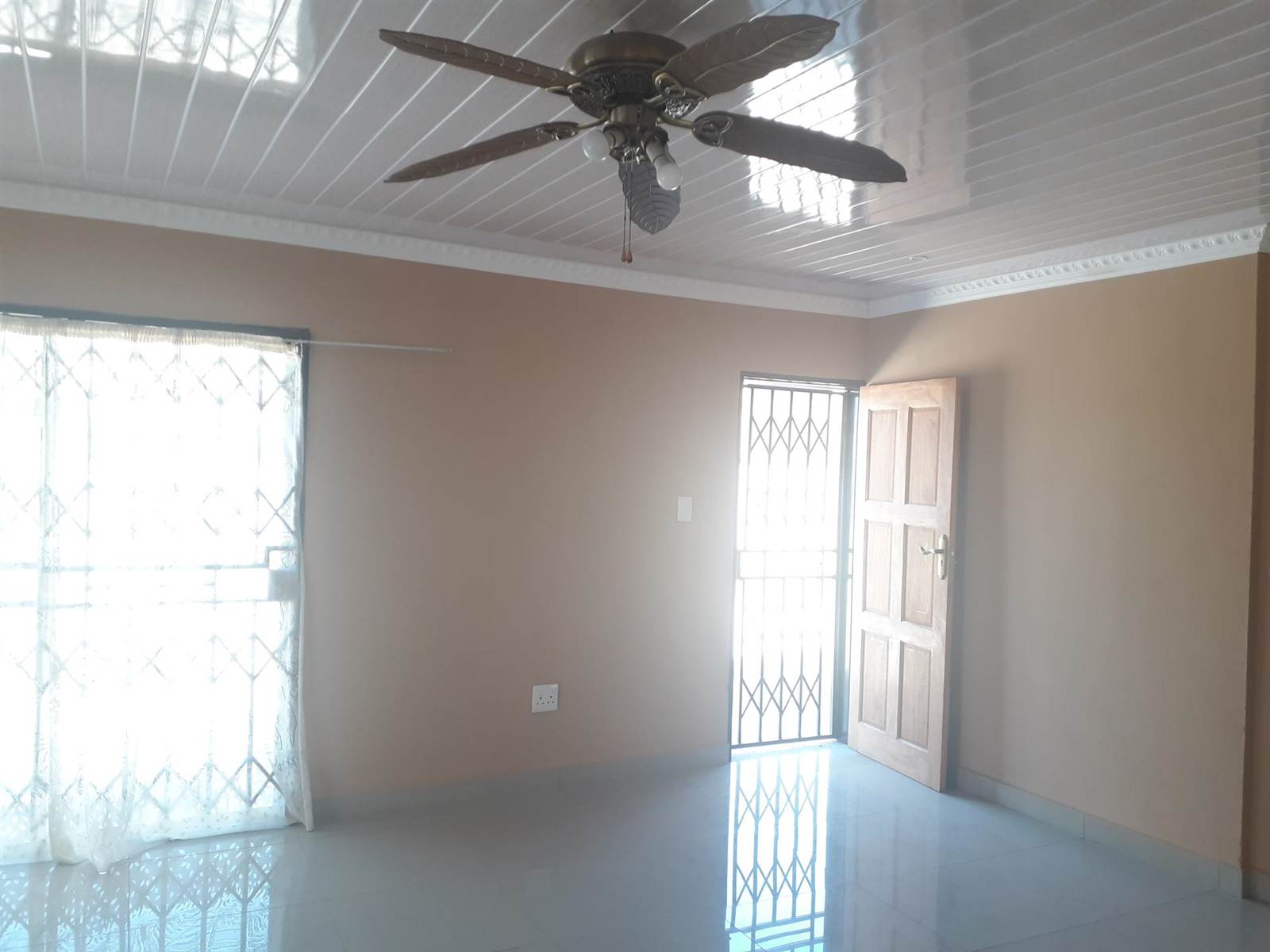 2 Bed House in Kagiso photo number 11