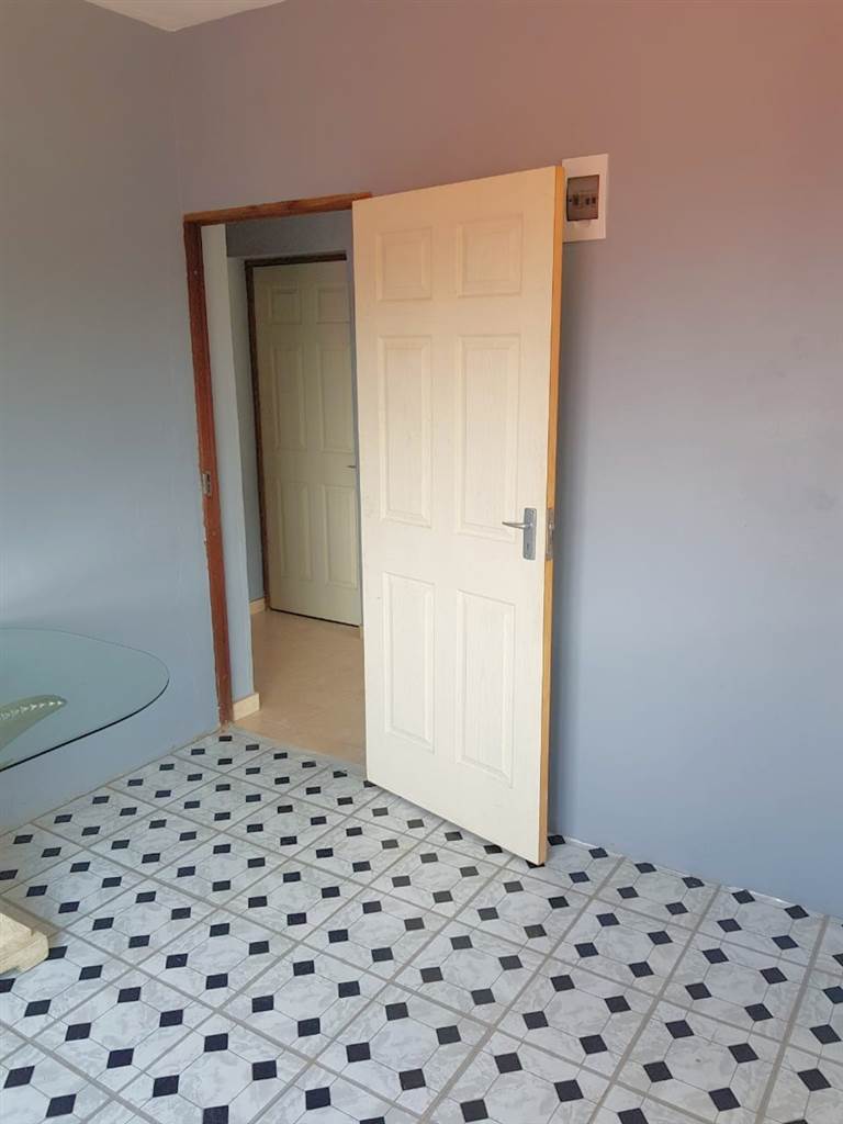 11 Bed Apartment in Pinetown Central photo number 4