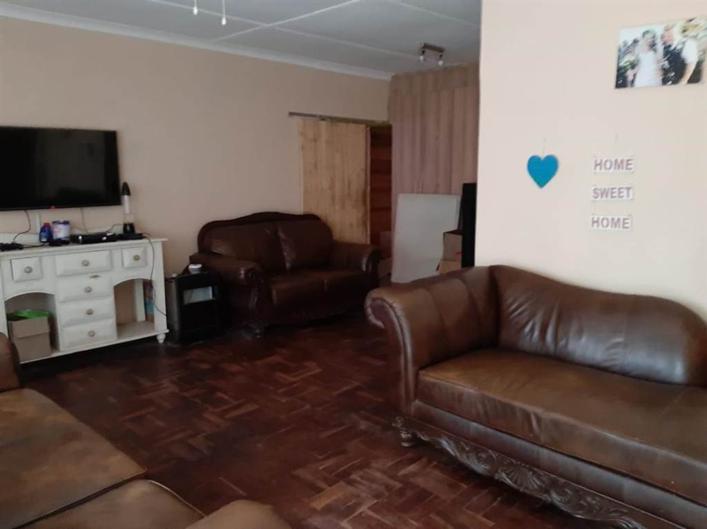 4 Bed House in Stilfontein photo number 4