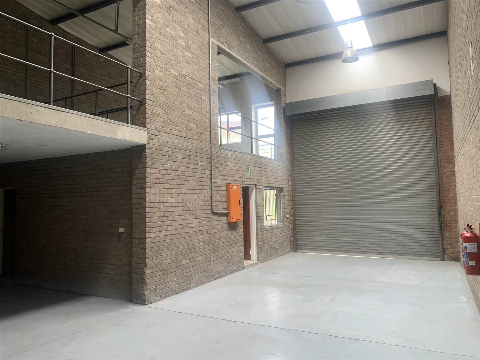 189  m² Industrial space in Commercia photo number 8