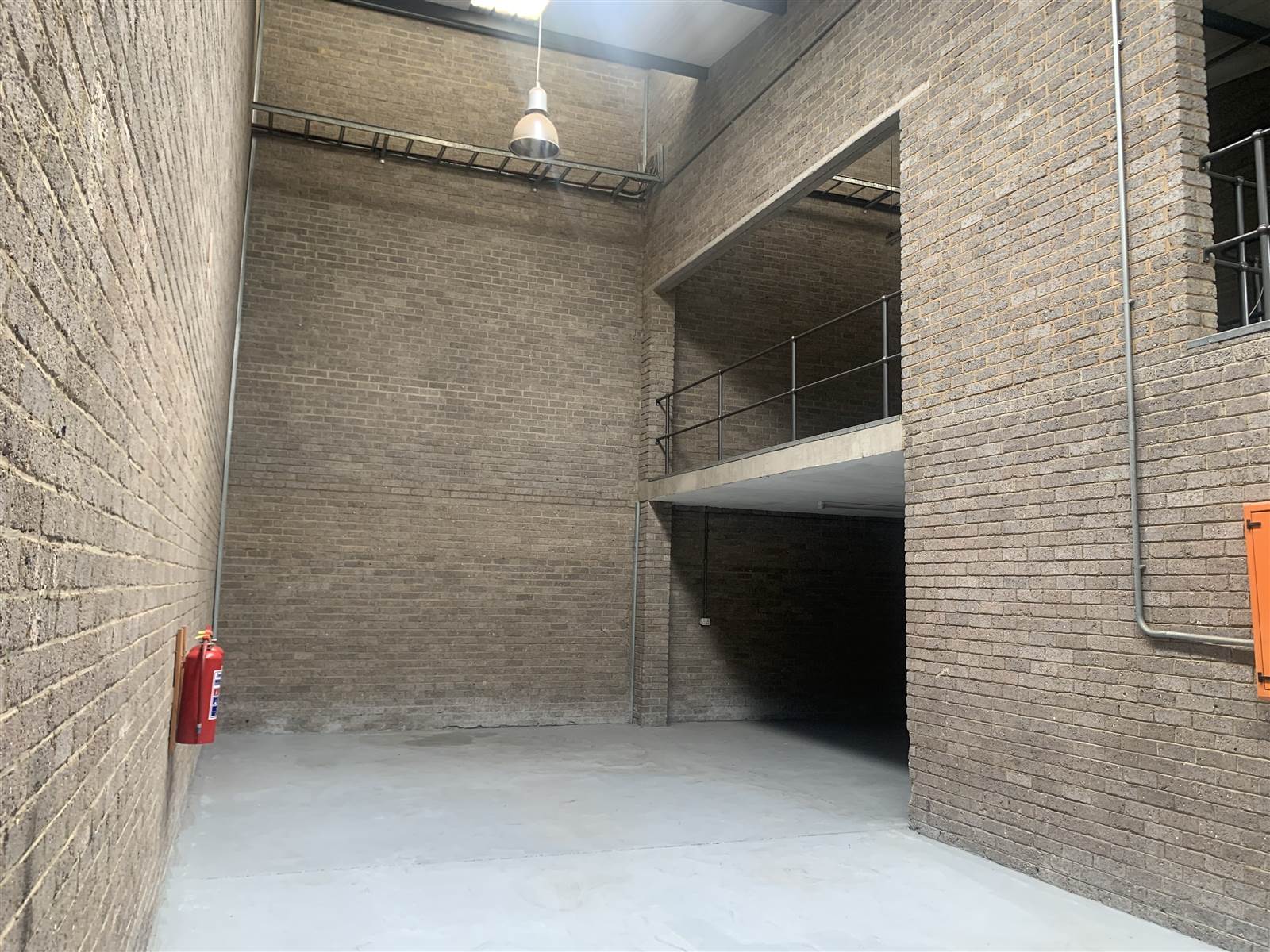 189  m² Industrial space in Commercia photo number 5