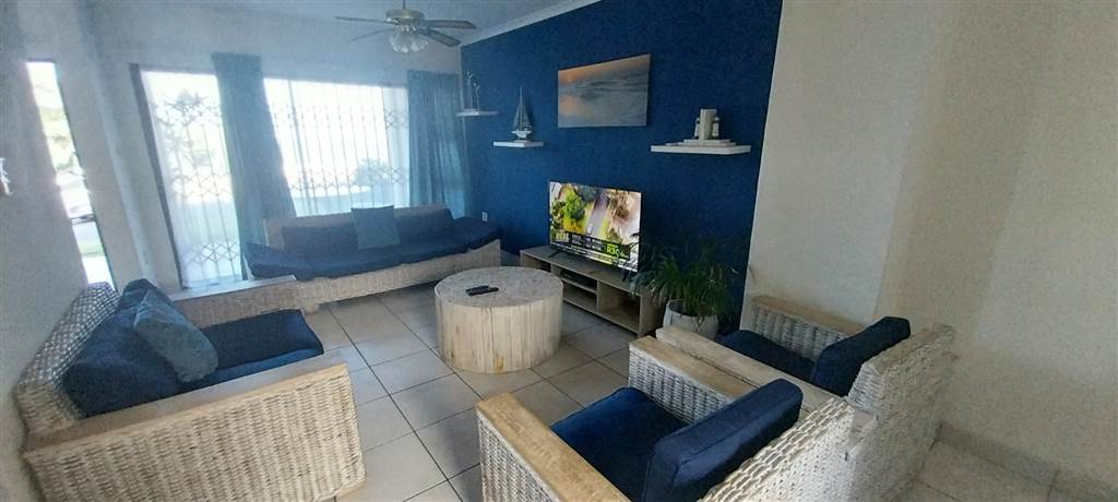 3 Bed Apartment in Illovo Beach photo number 3