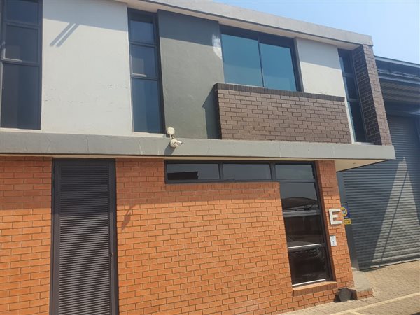 340  m² Industrial space in Clayville