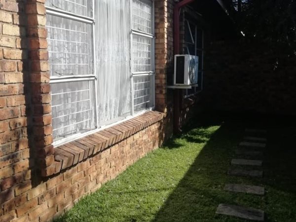 2 Bed Townhouse in Vanderbijlpark CE2