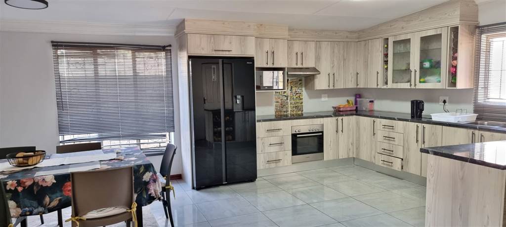 4 Bed House in Bloubosrand photo number 5