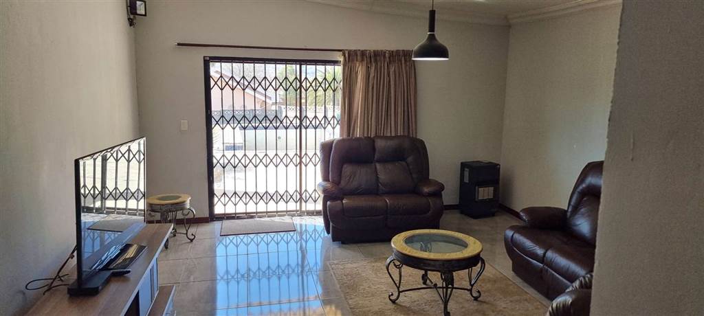 4 Bed House in Bloubosrand photo number 9