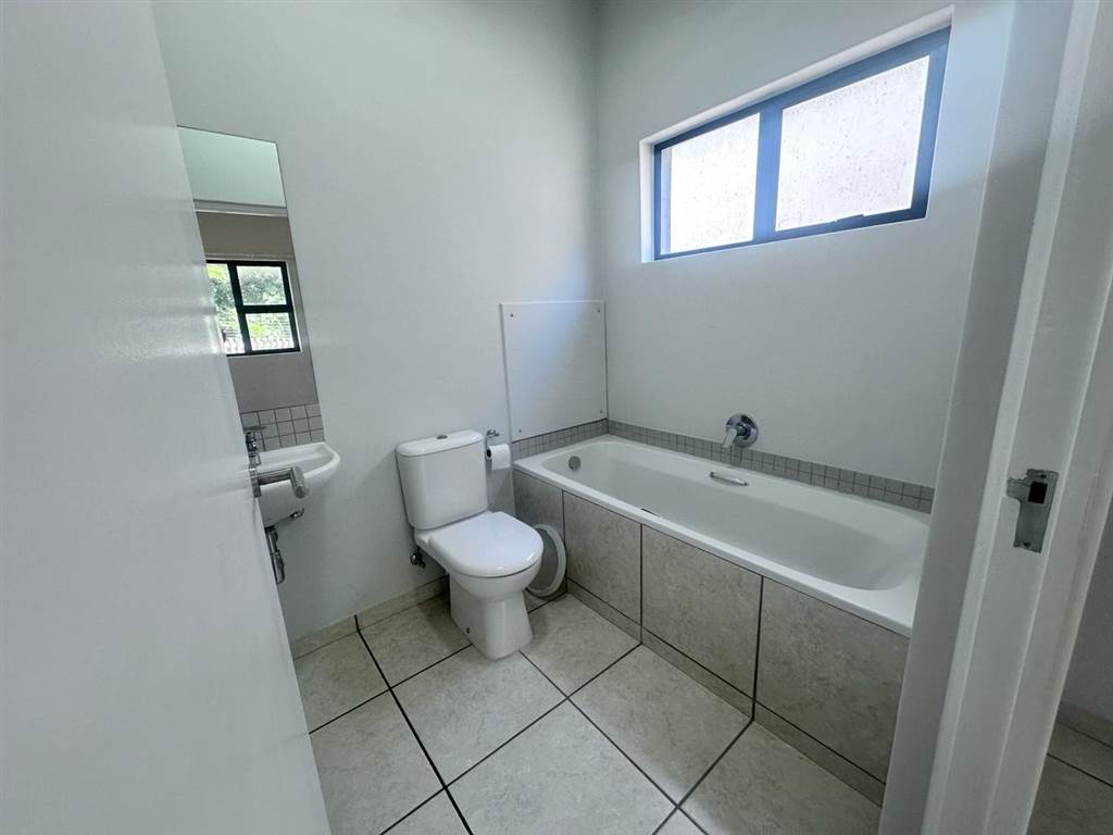 2 Bed Apartment in Ballito photo number 4